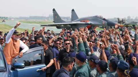 जवानों से आत्मीय मुलाकात और जयकारे
