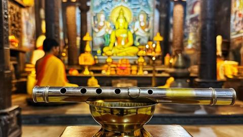 मंदिर में रखें पीतल की बांसुरी