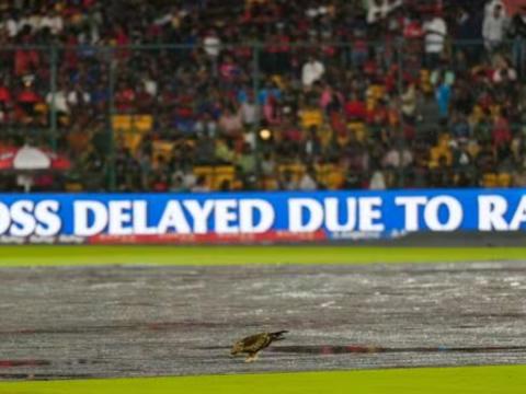  चिन्नास्वामी स्टेडियम में भरा पानी 