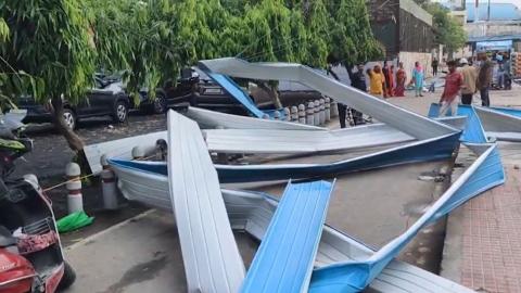 मेट्रो स्टेशन की शेड नीचे गिरी