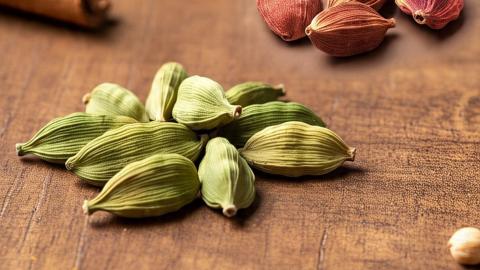 लाल और सफेद इलायची की खासियत