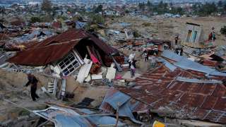 Indonesia quake: Survivors short of food, water and fuel; chaotic scenes as...