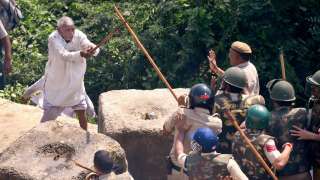 Kisan Kranti Morcha: Farmers use tractors to break down barricade, seven po...