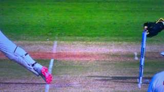 'England robbed of a wicket?' Twitter blasts umpiring decision ag...