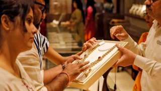 Gold Price Today, March 23, 2021: Prices continue to fall, check Delhi, Mum...