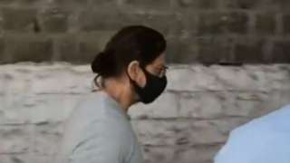 Shah Rukh Khan reaches Arthur Road Jail to meet son Aryan Khan - WATCH