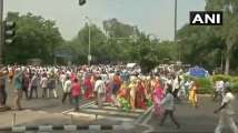 Delhi: Sanitation workers intensify strike; protest outside Arvind Kej...