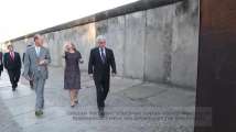 Chilean president visits remains of Berlin Wall