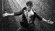 VIRAL! Tiger Shroff shows off killer flashboard abs, makes girls go we...