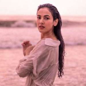 'Jannat' star Sonal Chauhan reacts to viral memes on her bikini photos - Vimarsana News