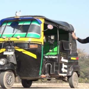 This 21-year-old female auto driver in Jammu and Kashmir is getting netizens' attention - Vimarsana News