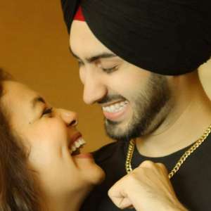 Rohanpreet Singh's first Valentine's Day gift for Neha Kakkar makes her say 'itna pyaar, baby?' - Vimarsana News