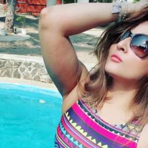 Urvashi Dholakia embraces her stretch marks in bikini photos, dares anyone to stop her - Vimarsana News