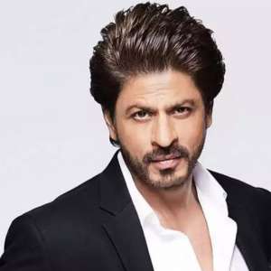 Shah Rukh Khan is at his wittiest as he replies to fan curious about his underwear colour - Vimarsana News