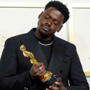 'Mom met dad, they had sex, it's amazing': Daniel Kaluuya's Oscar-winning speech leaves his mother embarrassed - Vimarsana News