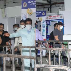 'Love you Sallu': Fan exclaims as Salman Khan arrives to get second jab of COVID-19 vaccine - Vimarsana News