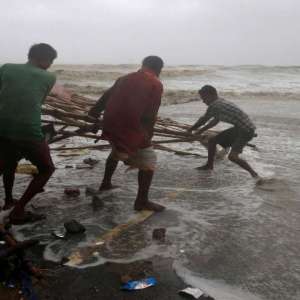 Viral! This man's reason to step outside during cyclone Yaas will leave you in splits - Vimarsana News