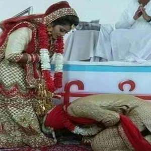 Viral photo: The reason why groom touched his bride's feet leaves social media divided - Vimarsana News