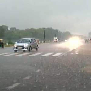 Rain lashes parts of Delhi, IMD predicts moderate rainfall in NCR - Vimarsana News