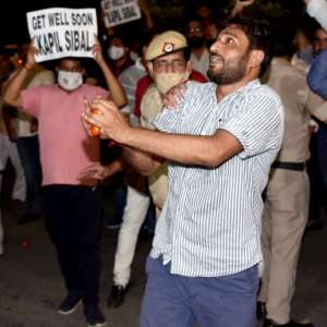 After Kapil Sibal's 'Congress is devoid of president' remark, party workers protest outside his house - Vimarsana News