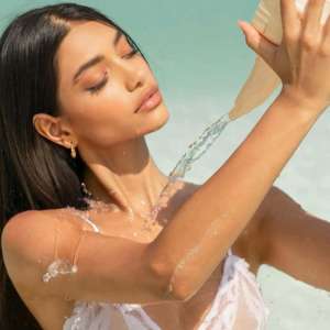 Ananya Panday's sister Alanna Panday's photos bathing in a bikini go viral - Vimarsana News