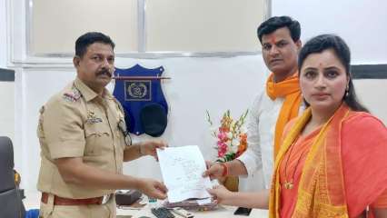 Maharashtra top cop shares video of Navneet, Ravi Rana's 'tea time' in custody after MP cries 'mistreatment'
