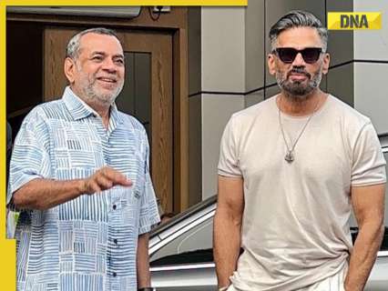 మూడు హేరాఫేరి వరుసలలో, స్నిల్ శెట్టి పరేష్రావాల్ను “తెలివి మరియు జ్ఞానం యొక్క గొప్ప శక్తి” అని పిలుస్తాడు మరియు అతని పుట్టినరోజున అతనిని కోరుకుంటాడు మూడు హేరాఫేరి వరుసలలో, స్నిల్ శెట్టి పరేష్రావాల్ను “తెలివి మరియు జ్ఞానం యొక్క గొప్ప శక్తి” అని పిలుస్తాడు మరియు అతని పుట్టినరోజున అతనిని కోరుకుంటాడు