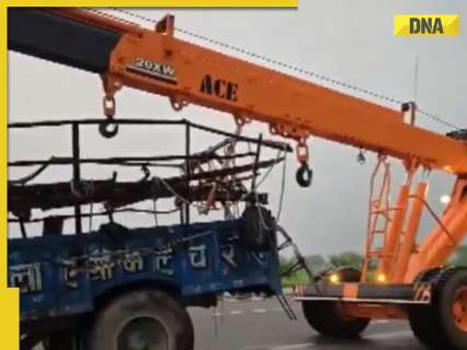 V trčenju tovornjaka in traktorja v Uttar Pradeshu umrlo osem ljudi