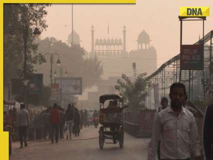 Policija v Delhiju preiskuje smrtonosno eksplozijo avtomobila kot teroristično dejanje.