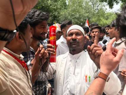 Cockroach Janta Party Protest: Man carries 'Hit' spray to Jantar Mantar, calls movement part of 'Tukde-Tukde gang'