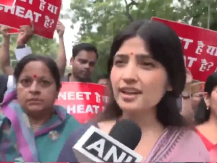 "नीट है या चीट है": संसद परिसर में डिंपल यादव और सपा नेताओं का जोरदार प्रदर्शन