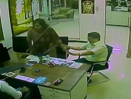 Karunanidhi's granddaughter slaps SBI branch manager, incident caught on CCTV, watch