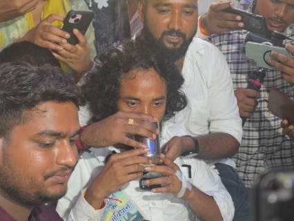 Jharkhand Protest: Devendra Nath Mahato consumes water at Sonam Wangchuk's request