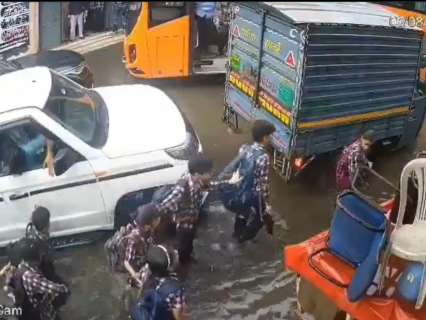 Delhi: 3 schoolchildren fall into open drain while returning from school| Video