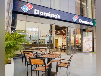 Why did Maharashtra FDA suspend licenses of 4 Domino's Pizza outlets?