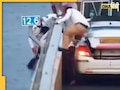 Mumbai Viral Video: मुंबई के Atal Setu से कूद रही थी महिला, कैब ड्राइवर ने ��ऐसे बचाई जान, देखकर रह जाएंगे हैरान