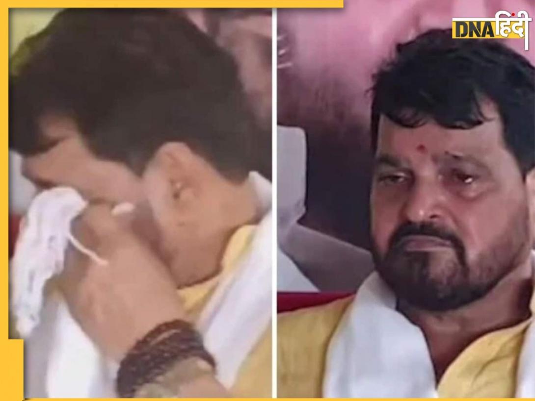 भरे मंच पर रोए Brij Bhushan, जानिए क्यों बोले- मोबाइल में प्रेमानंद महाराज का प्रवचन और नेहा राठौड़ का गाना भी, चुनना आपको है