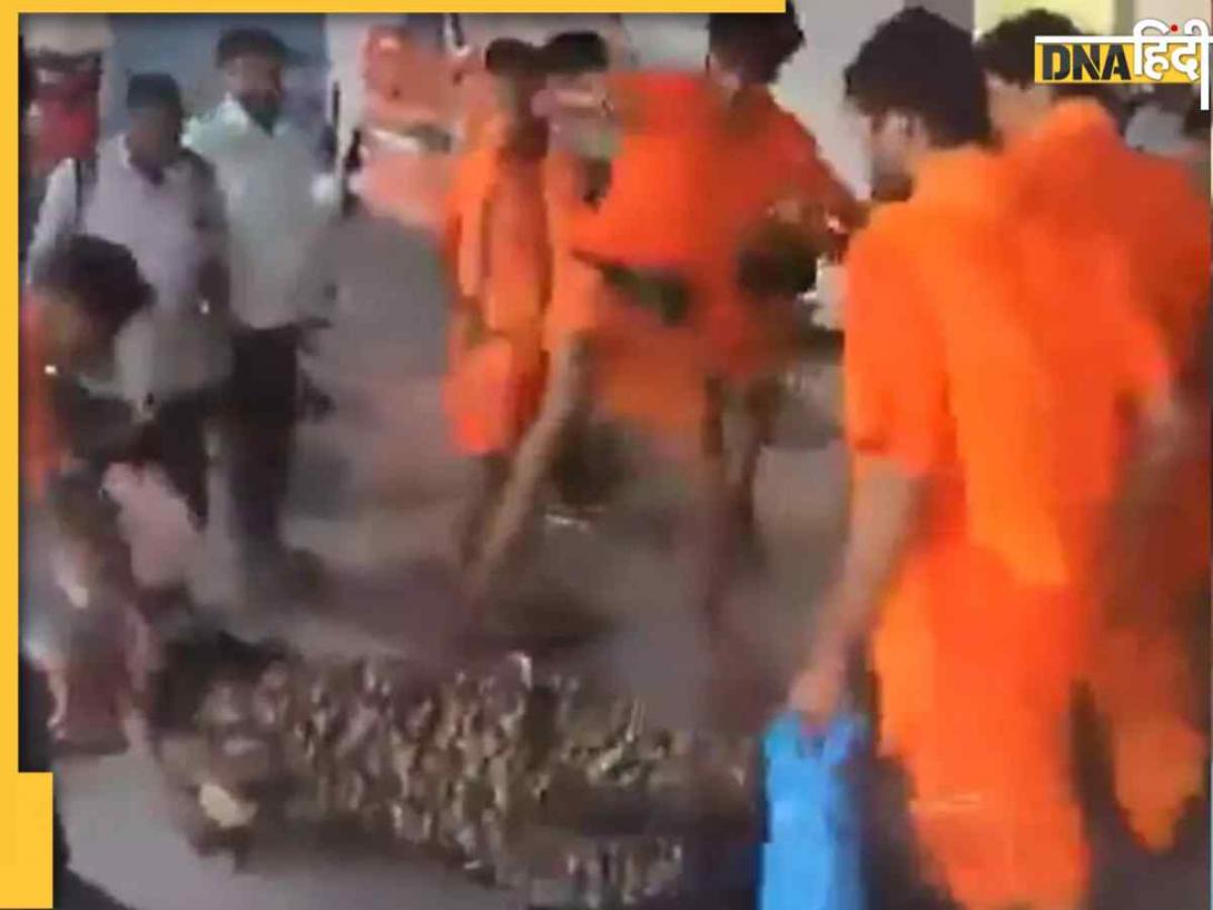 टिकट को लेकर विवाद हुआ तो भड़क गए कांवड़िये, रेलवे स्टेशन में CRPF जवान को गिरा कर लात-घूसों से पीटा