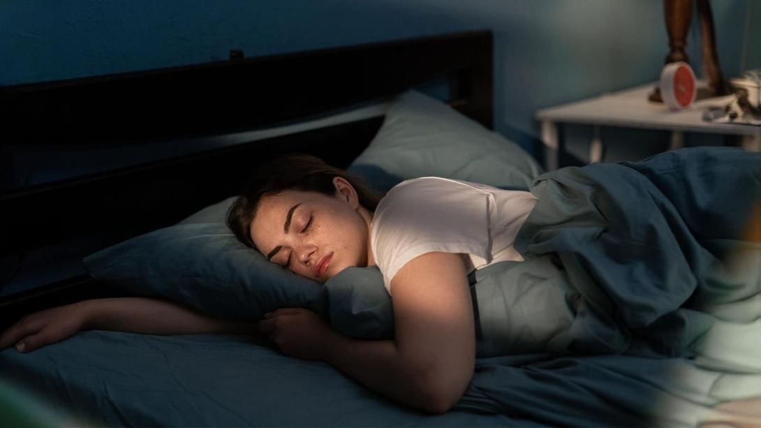 रातभर बेड पर बदलते हैं करवट तो अपना लें ये आदतें, इन उपायों को आजमानें से भी आएगी चैन की नींद