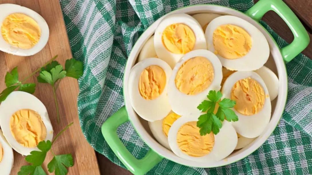 Egg Eating Benefits: इम्यूनिटी से लेकर हड्डियों और मांसपेशियों को बूस्ट करता है अंडा, जानें खाने का सही समय और तरीका