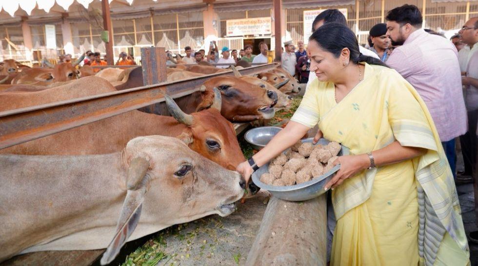 PM मोदी के 12 साल पूरे होने पर CM रेखा गुप्ता ने गौशाला में की पूजा, बोलीं- 'बिना एक दिन छुट्टी लिए की देश सेवा'