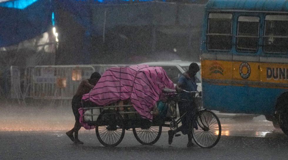 Kal Ka Mausam: भारी बारिश-आंधी का अलर्ट, 70 की रफ्तार से चलेंगी हवाएं, जानिए कल कैसा रहेगा आपके राज्य का मौसम?