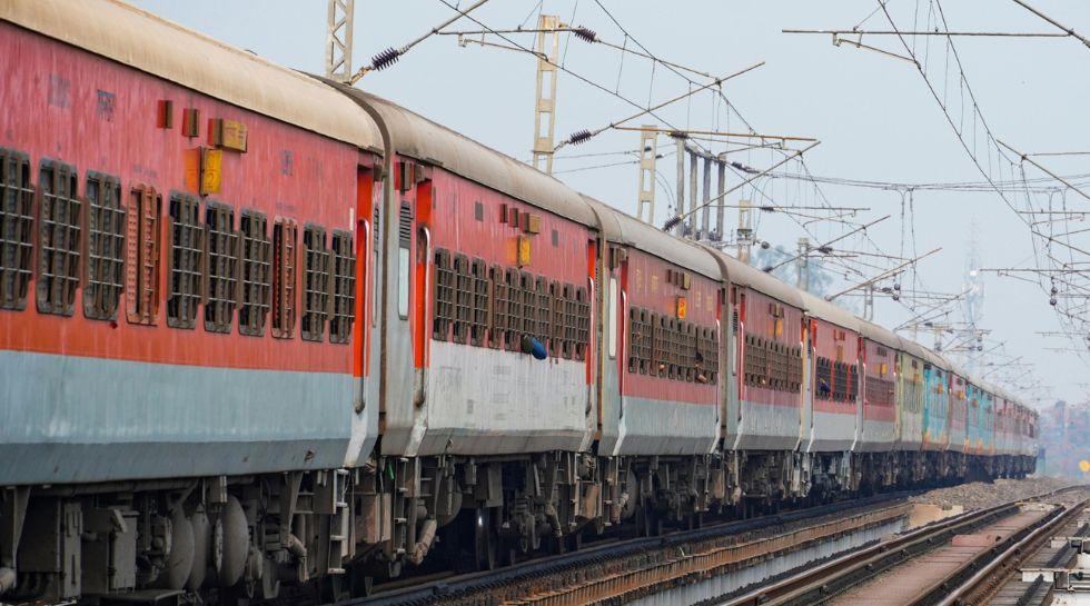 ट्रेन 5 घंटे लेट हो जाए तो क्या हैं आपके अधिकार? क्या मिलता है रिफंड, जानिए रेलवे के नियम