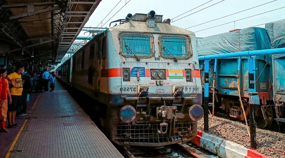 चलती ट्रेन में कैसे मिलेगी कंफर्म सीट? रेलवे का नया प्लान समझिए