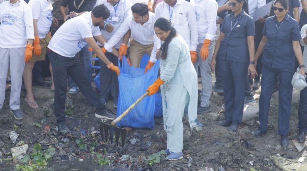 यमुना को स्वच्छ बनाने की मुहिम तेज, CM रेखा गुप्ता समेत मंत्रियों ने खुद उठाया सफाई का जिम्मा, किया श्रमदान