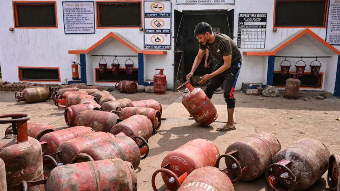 LPG Cylinder यूजर्स के लिए बड़ा अलर्ट! ऑनलाइन से लेकर गैस कनेक्शन ट्रांसफर तक, जानें क्या-क्या है गैरकानूनी