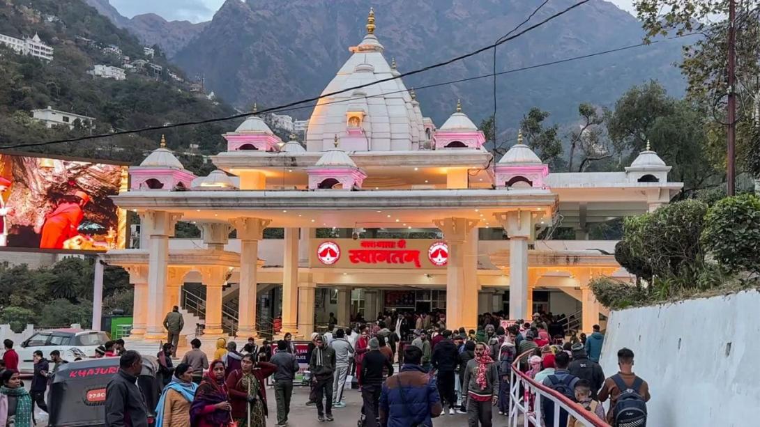 वैष्णो देवी मंदिर मार्ग पर भारी लैंडस्लाइड, श्रद्धालु जाने से पहले पढ़ लें ये बड़ी अपडेट