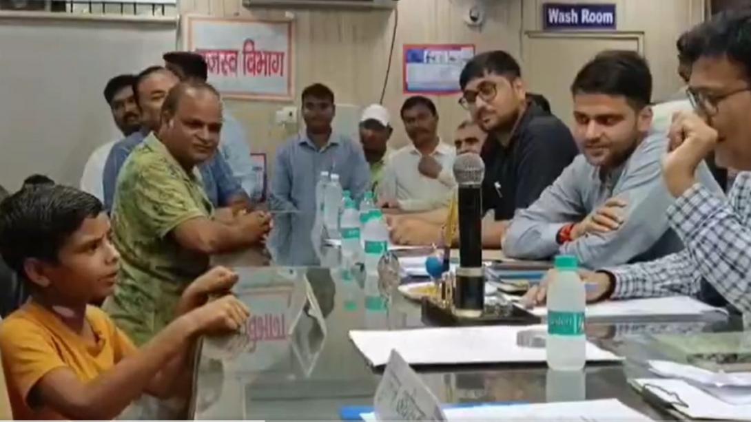 सामने थे DM, SP और बड़े अधिकारी, 13 साल के बच्चे ने कही ऐसी बात जीत लिया सबका दिल, वीडियो वायरल