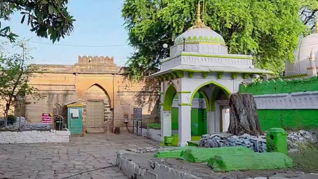नमाज के लिए स्थान दिए जाने के मामले में SC पहुंचा मुस्लिम पक्ष, बोला- भोजशाला से 2KM दूर दी है जगह...
