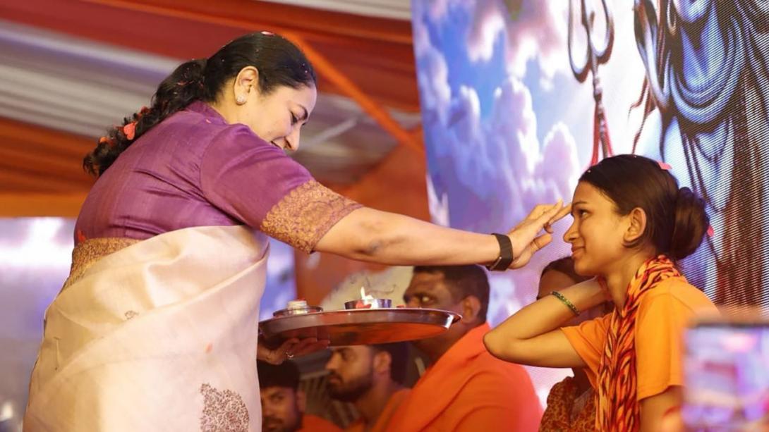 कांवड़ सेवा शिविर में पहुंचीं CM रेखा गुप्ता, फूल बरसाकर किया कांवड़ियों का स्वागत
